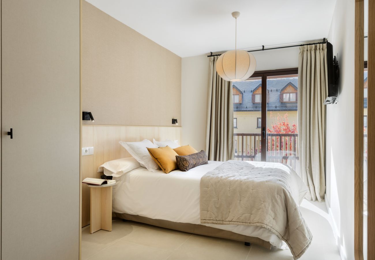Dormitorio con vistas en apartamento turístico de Panticosa