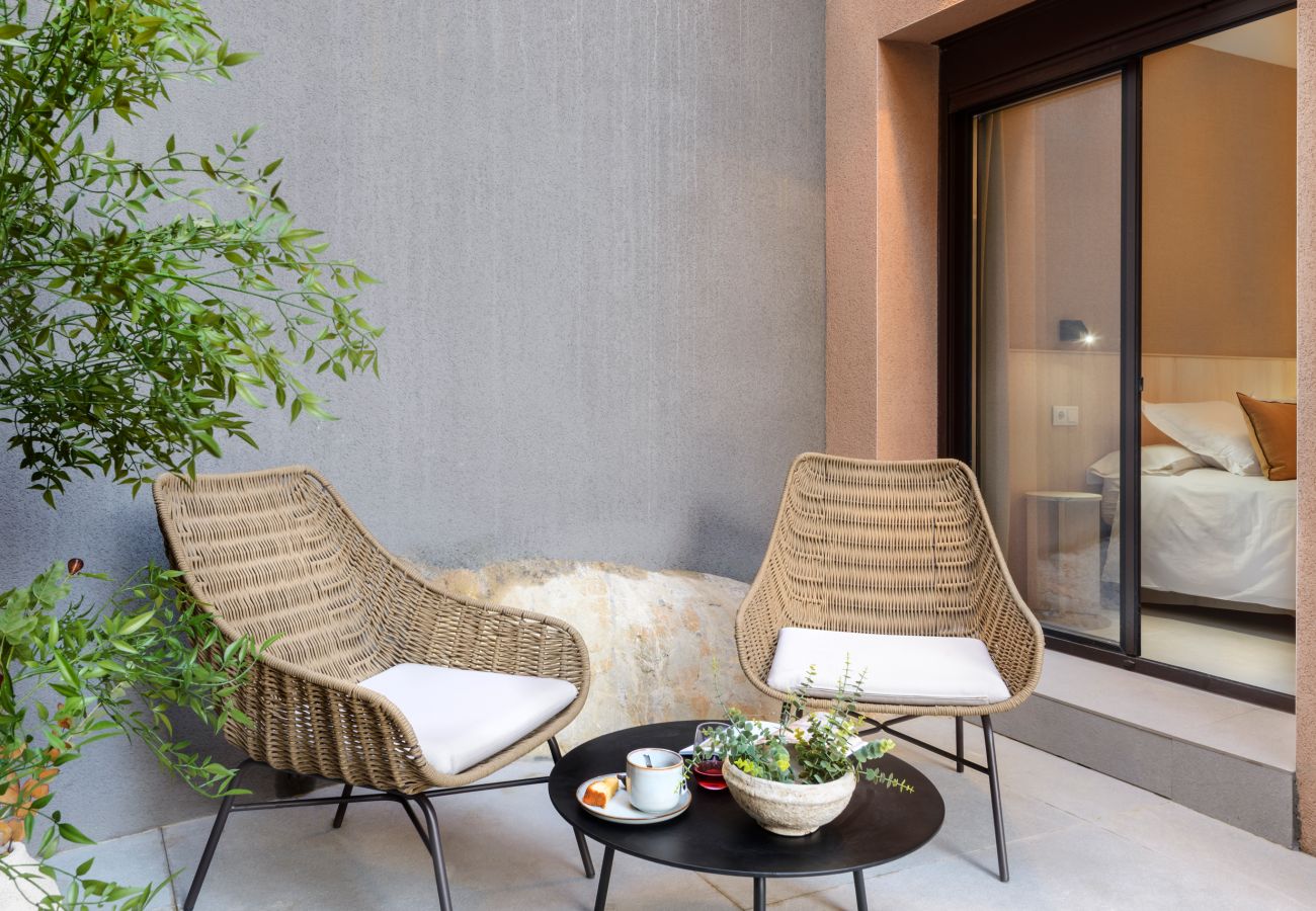 Terraza elegante, mobiliario exterior confortable y ambiente agradable en alojamiento turístico en Panticosa.