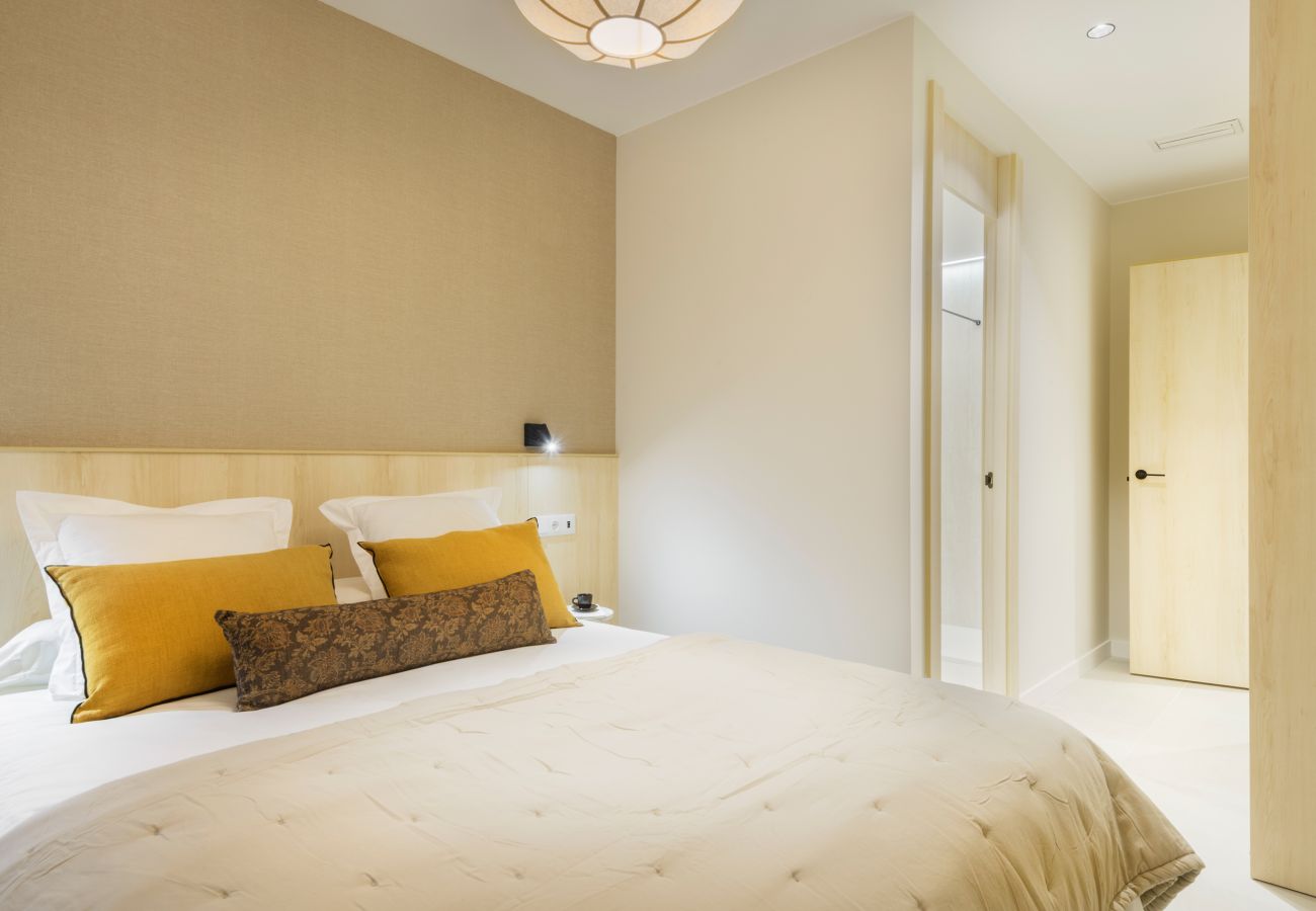 Dormitorio principal moderno con luz natural en apartamento en Panticosa. 