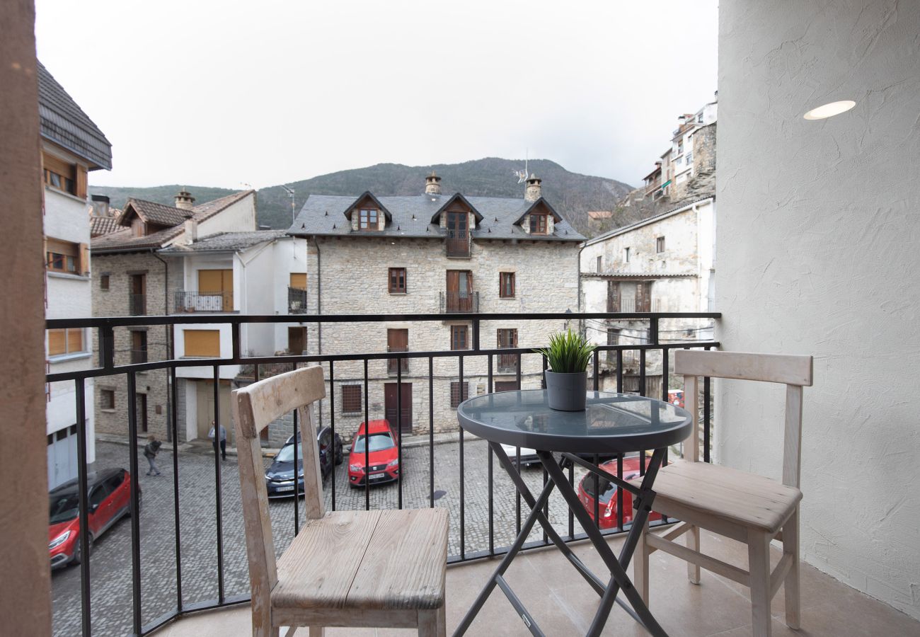 Balcón privado con vistas al casco urbano y a la montaña en apartamento turístico en Biescas.