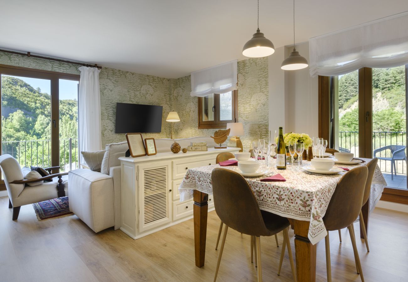 Amplio salón comedor con vistas en apartamento de montaña en Panticosa. 