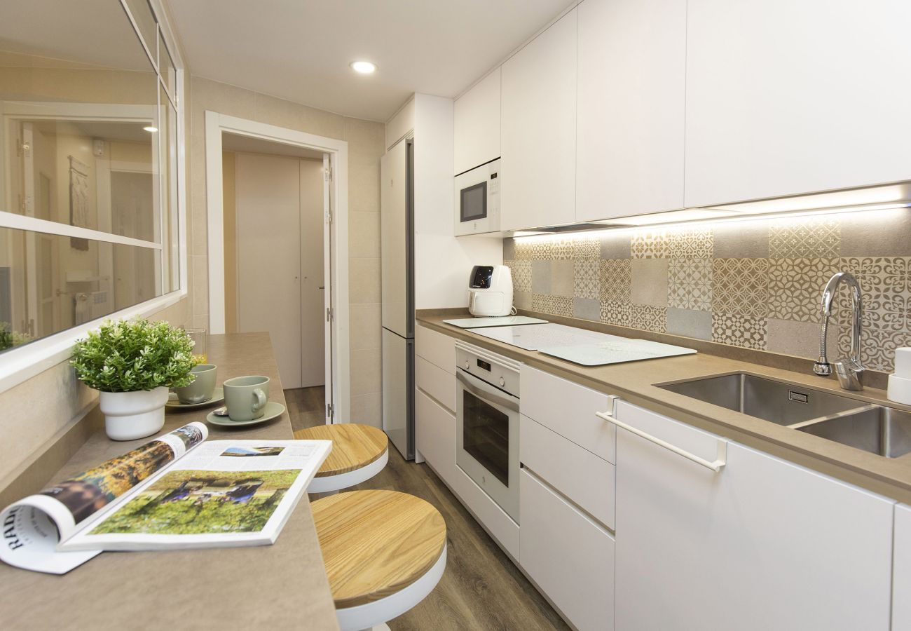 Cocina moderna con muebles elegantes, iluminación natural y diseño contemporáneo en Panticosa.