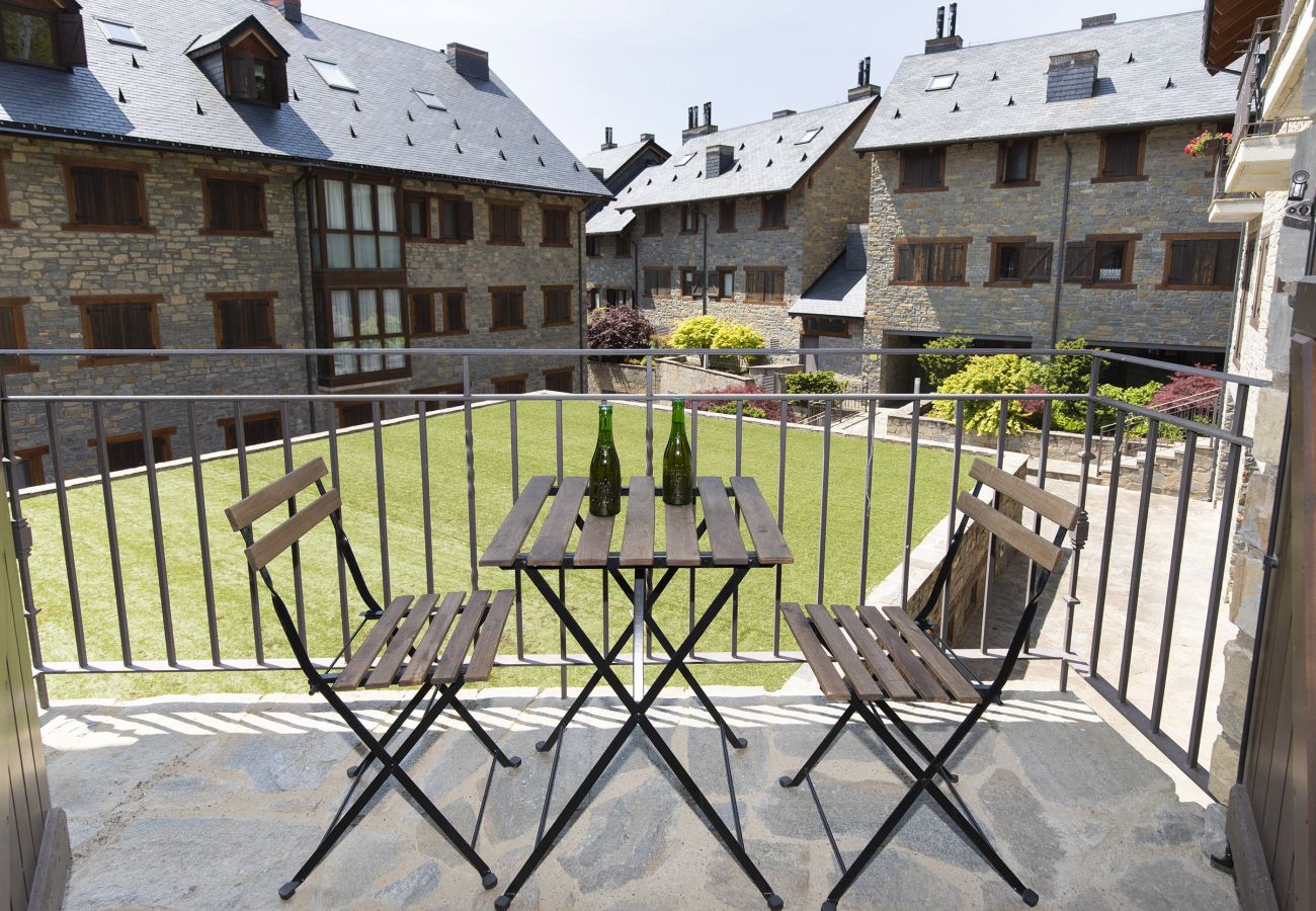 Terraza minimalista con líneas limpias, decoración sencilla en Panticosa. 