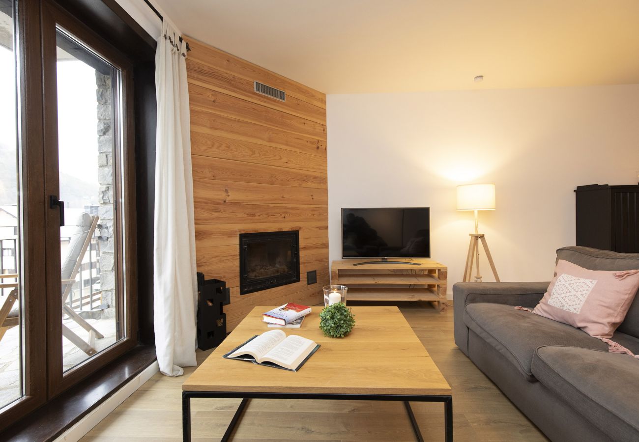 Amplio salón con gran entrada de luz natural, excelente distribución y acabados modernos en Panticosa. 