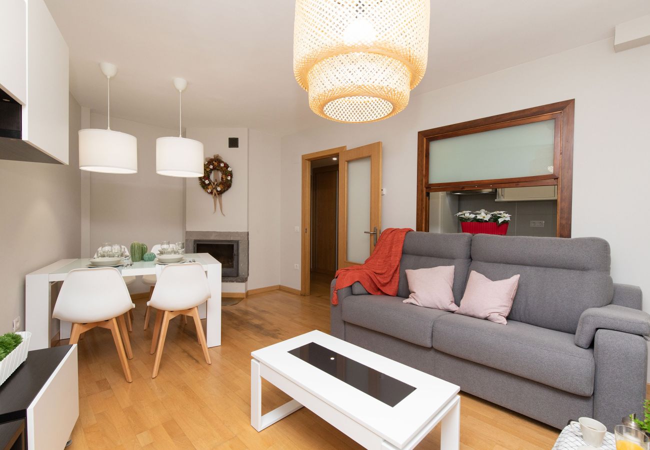 Salón amplio y luminoso diseñado para ofrecer confort y estilo en apartamento turístico en el Pirineo en Panticosa. 