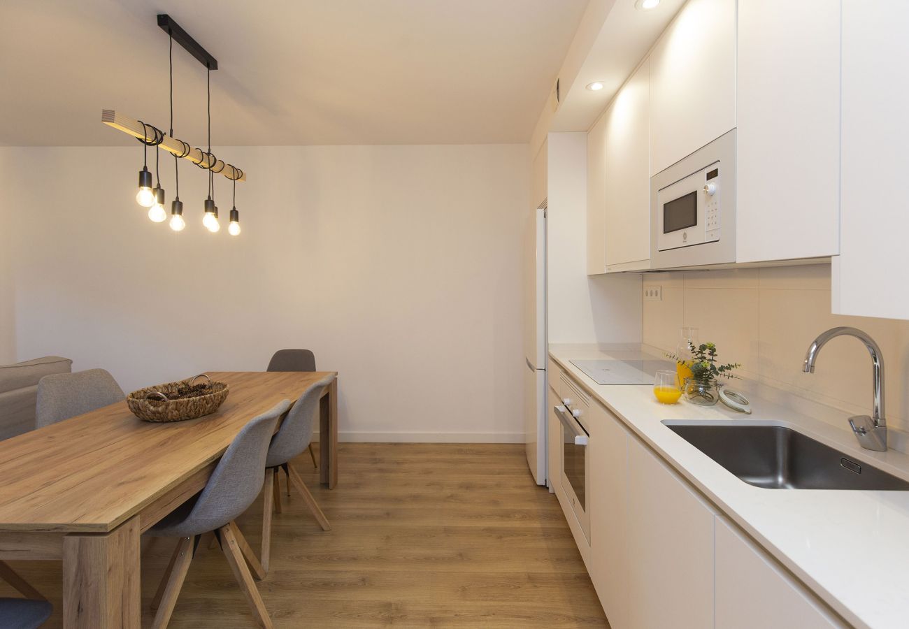 Cocina abierta al salón, moderna y totalmente equipada en alojamiento turístico en Panticosa. 