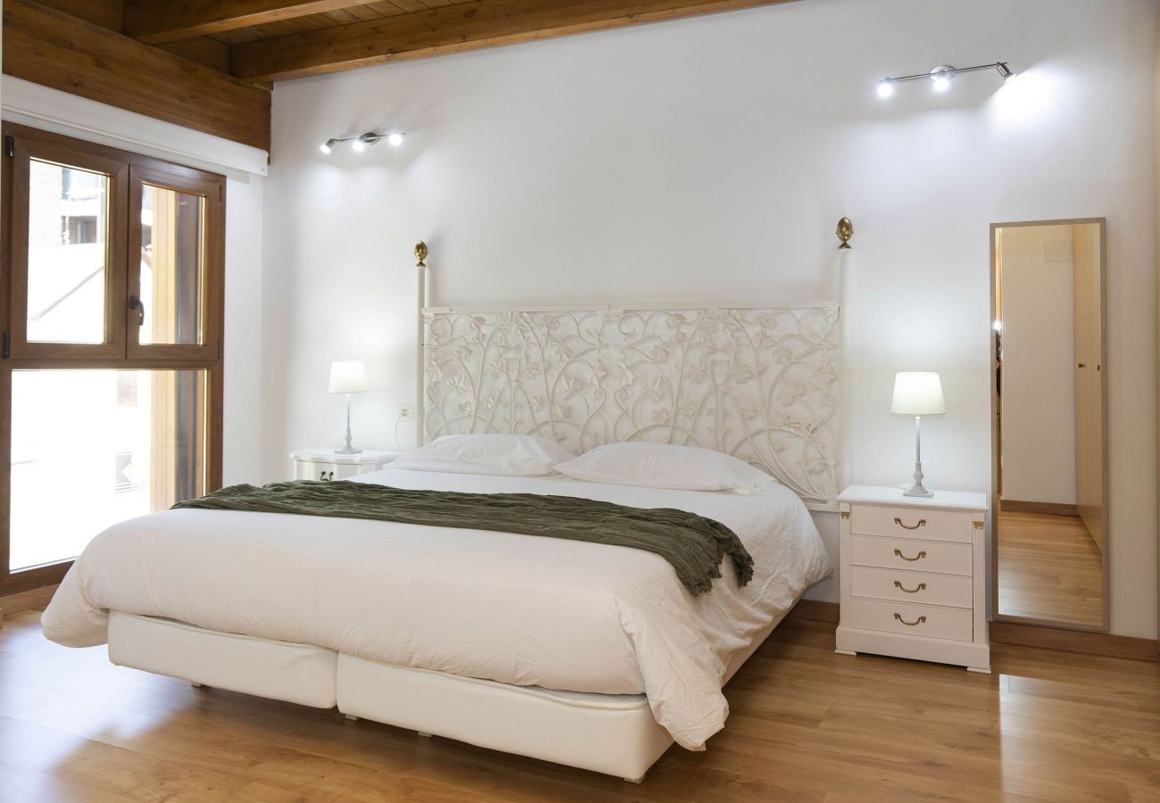 Dormitorio principal con ambiente cálido en apartamento turístico en Panticosa.
