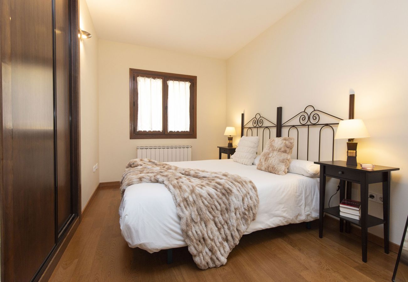 Dormitorio luminoso y confortable en alojamiento vacacional en Escarrilla. 