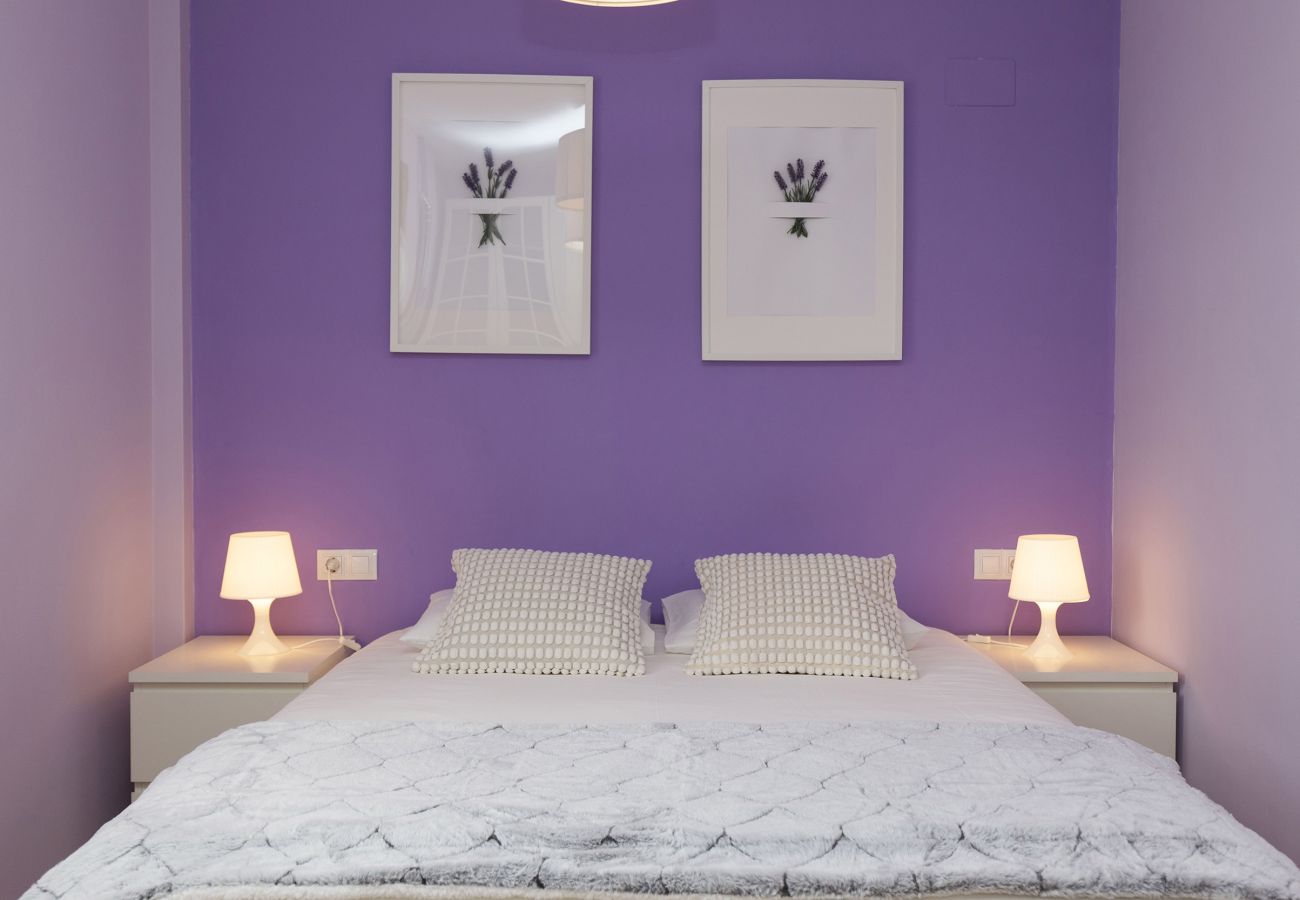 Dormitorio principal con cama de matrimonio, estilo acogedor y ambiente tranquilo en Panticosa.