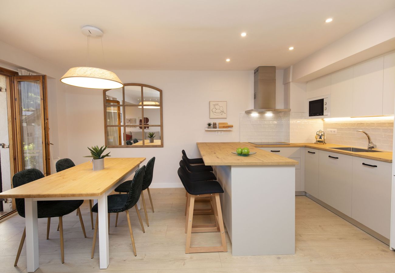 Funcional cocina de estilo moderno integrada en el salón comedor en Panticosa.