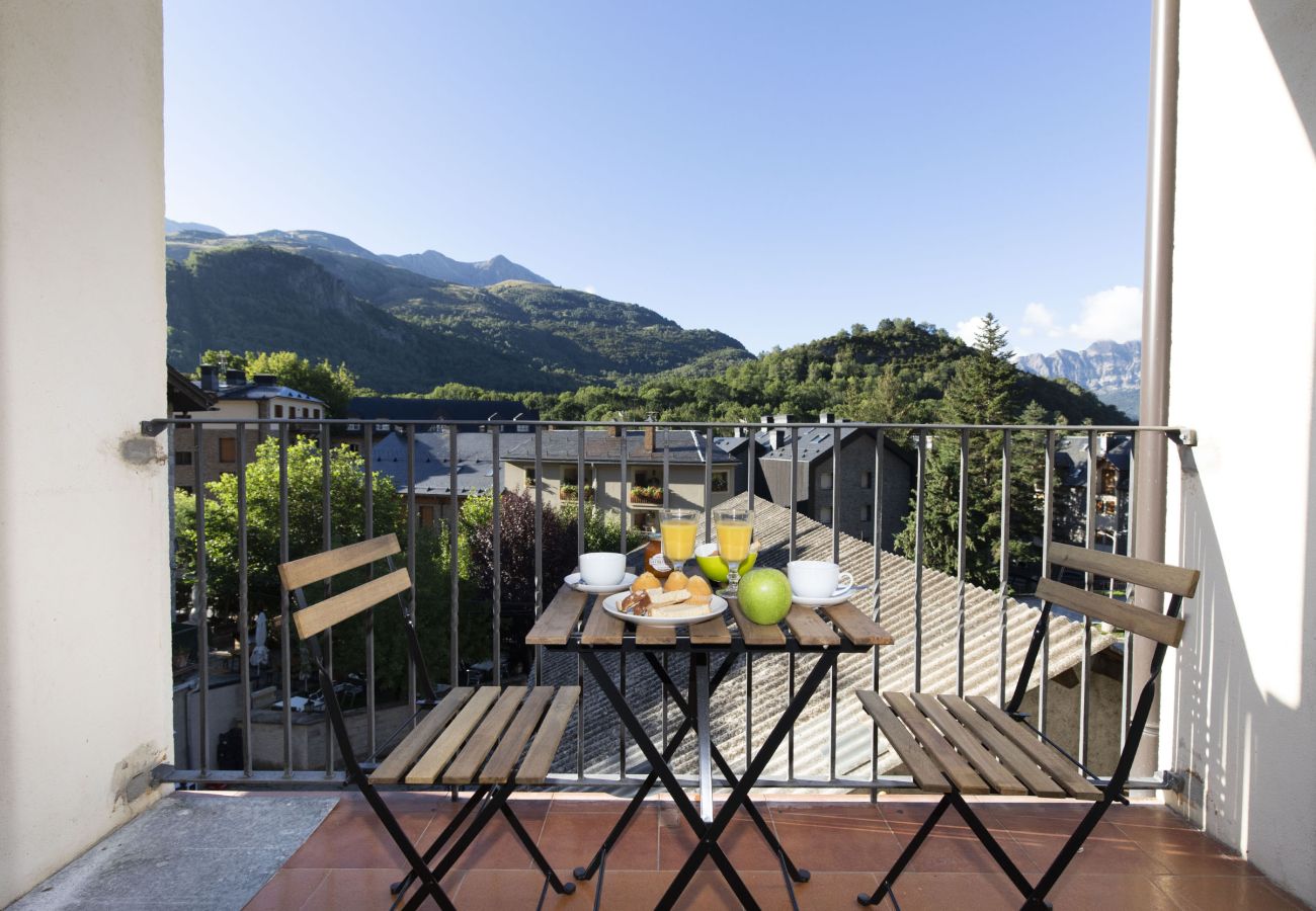 Terraza con vistas a la montaña en Panticosa