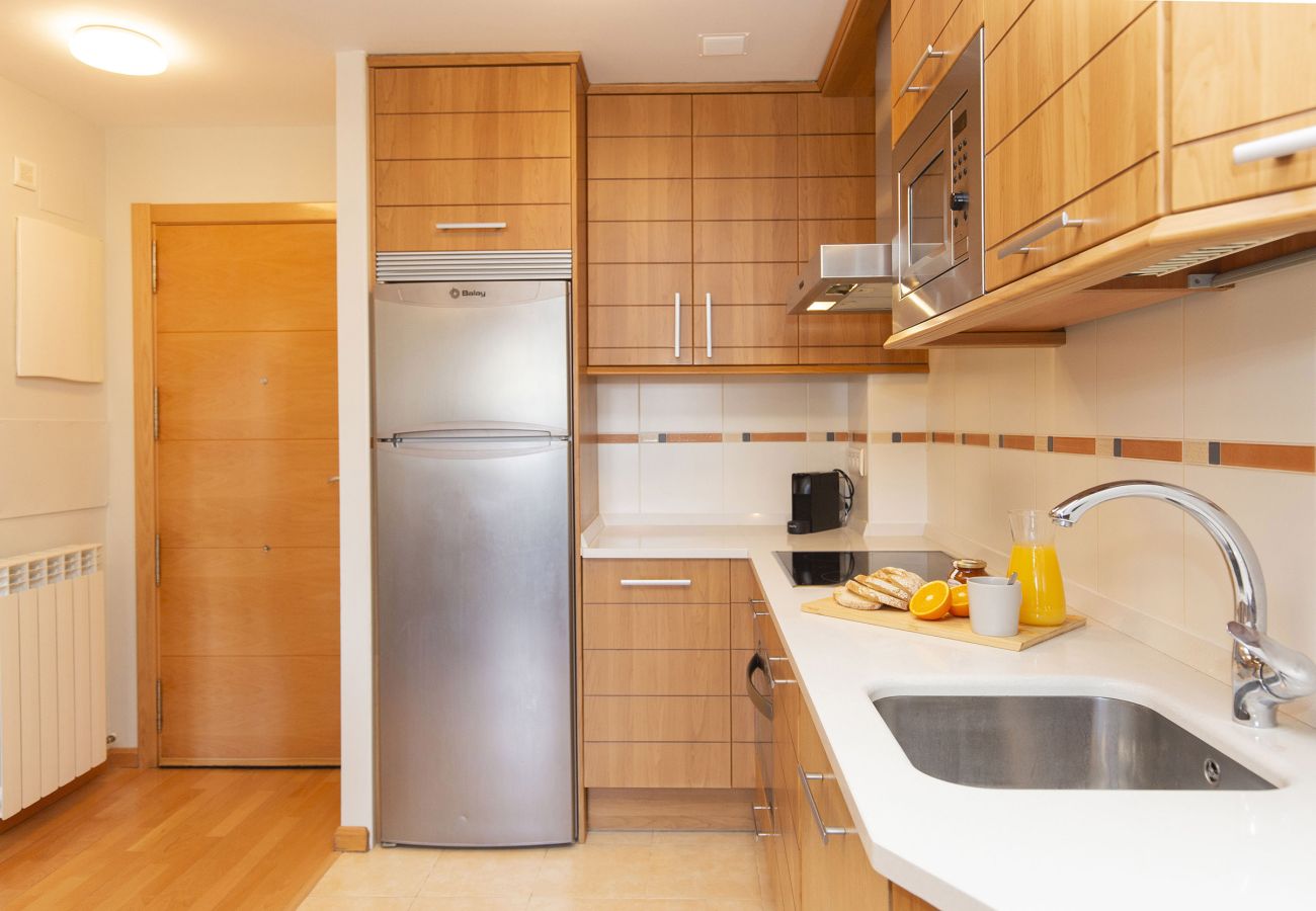 Cocina abierta al salón, moderna y totalmente equipada en Panticosa. 