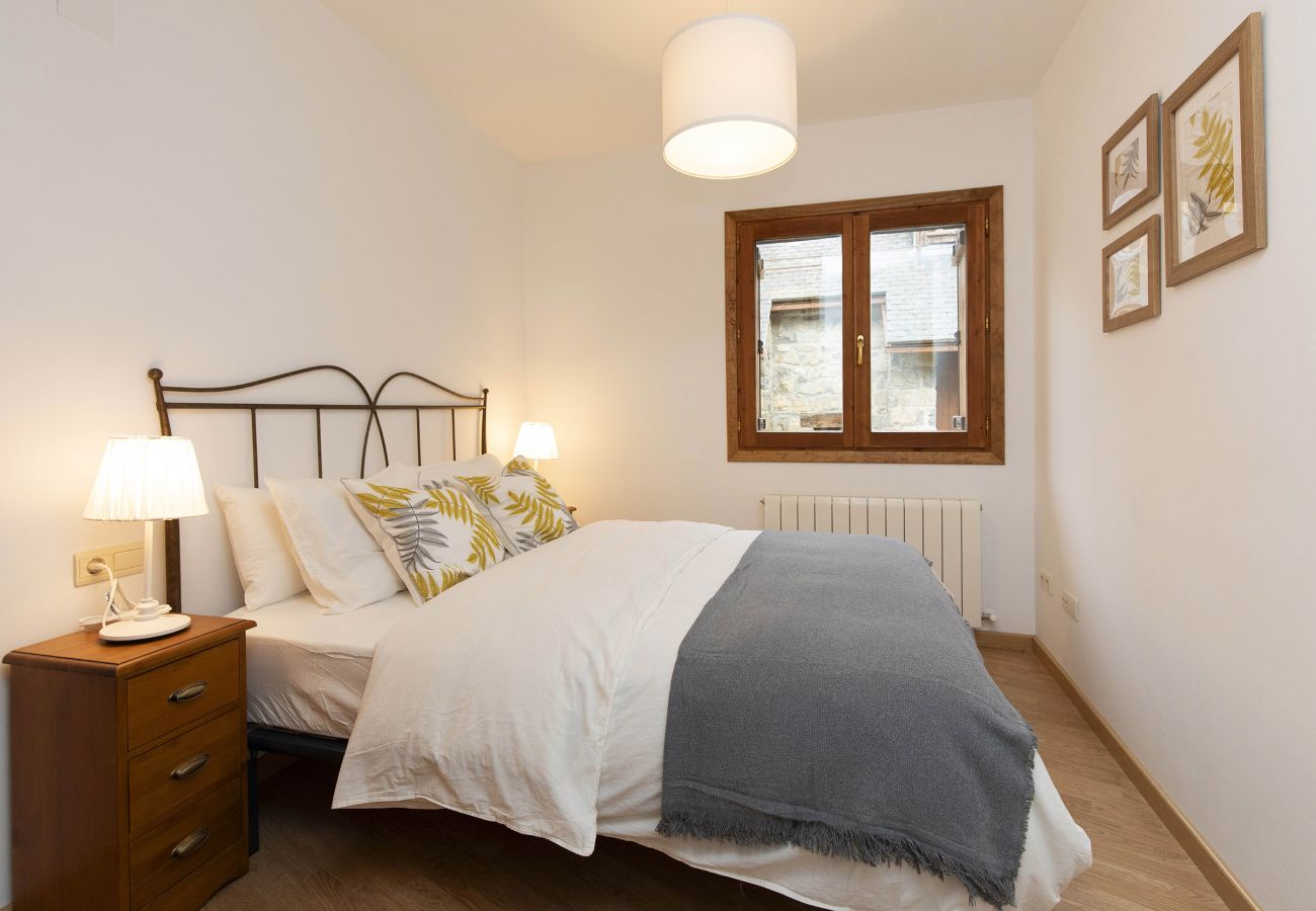 Dormitorio principal con estilo acogedor y ambiente tranquilo en el Pirineo en el Pueyo de Jaca.