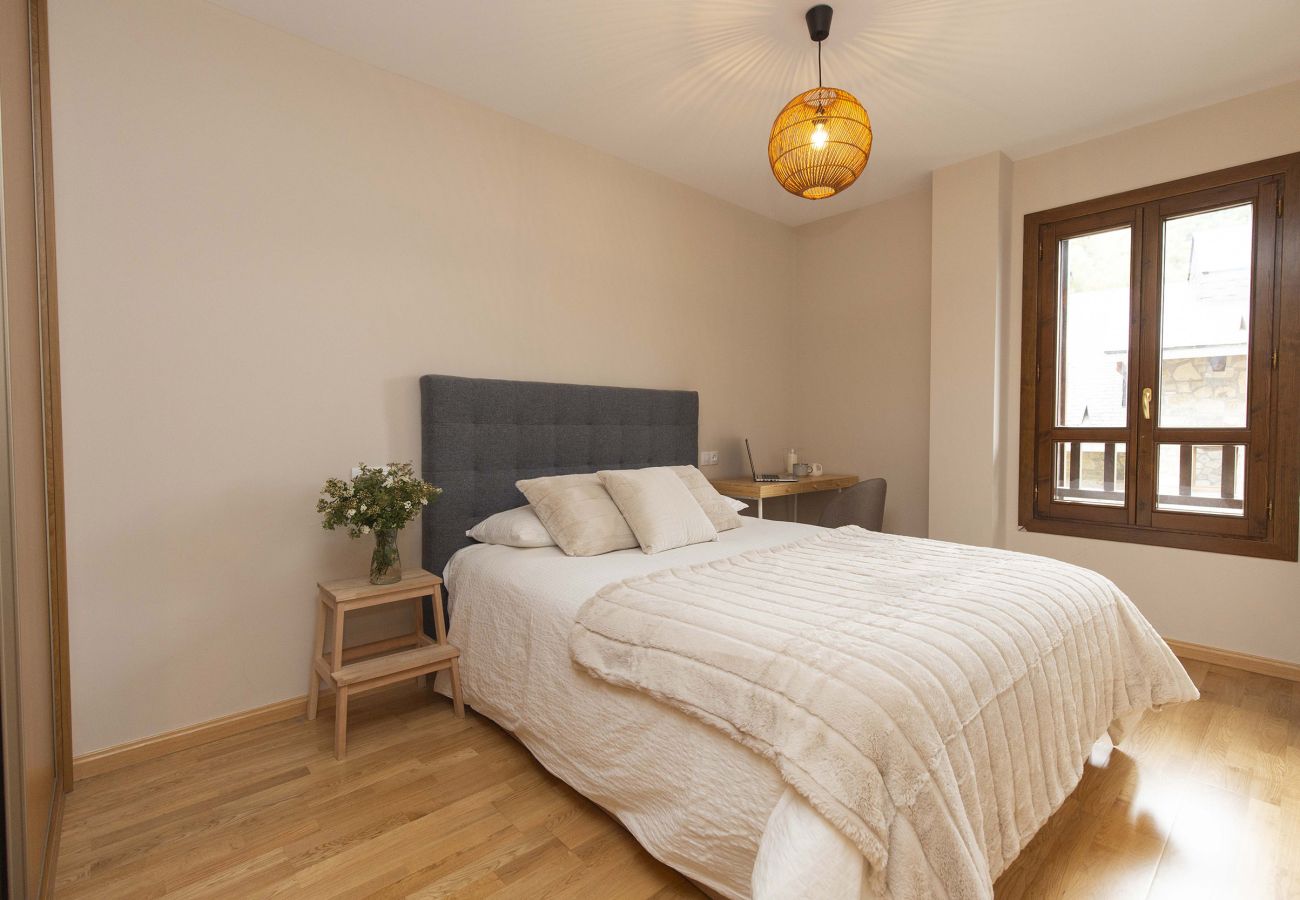 Dormitorio principal, estilo acogedor y ambiente tranquilo para un descanso perfecto en El Pueyo de Jaca.