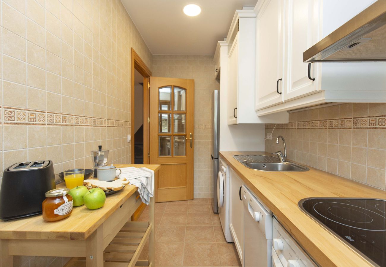 Cocina equipada, pensada para disfrutar del confort y la esencia del Pirineo en cada detalle en El Pueyo de Jaca. 
