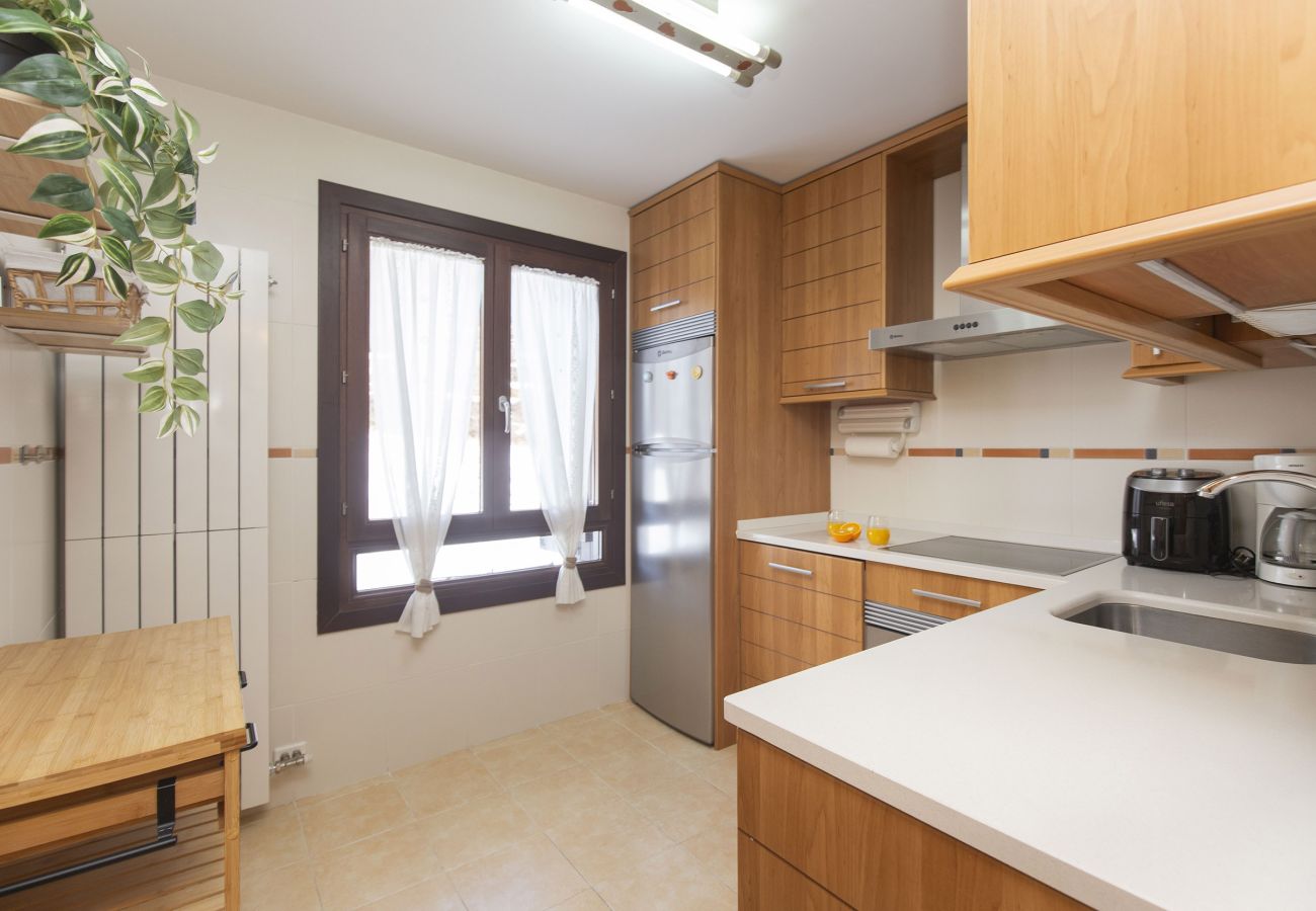Cocina práctica y luminosa, equipada para ofrecer comodidad y funcionalidad en un entorno de montaña en Panticosa. 