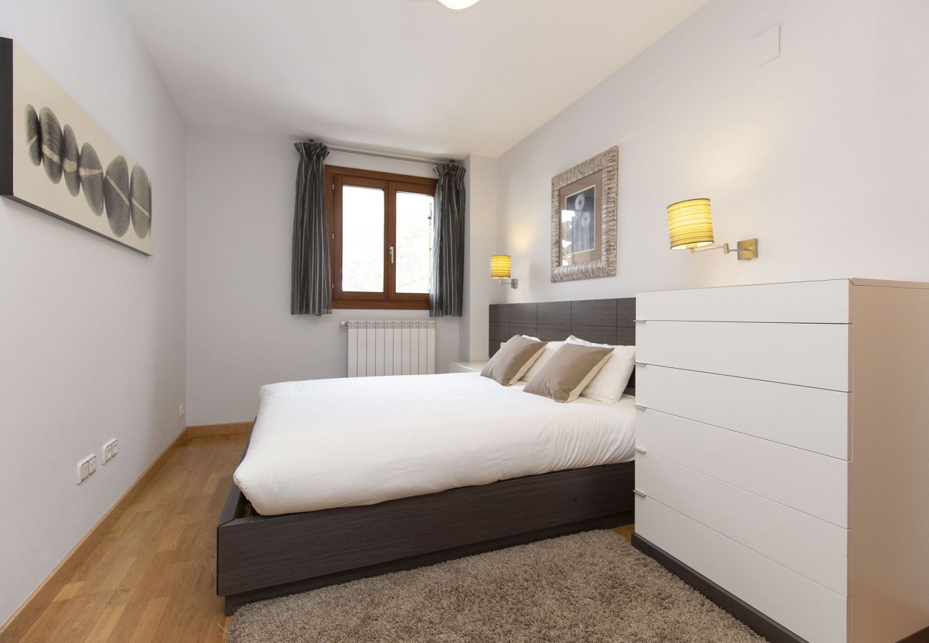 Dormitorio con cama de matrimonio y diseño sencillo y elegante para una estancia tranquila en Sallent.
