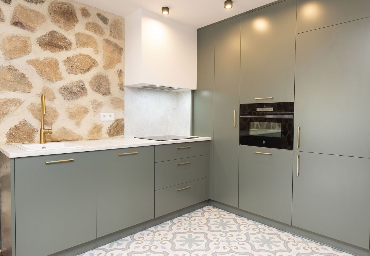 Cocina confortable con diseño funcional y ambiente acogedor, perfecta para disfrutar de una estancia en Tramacastilla. 