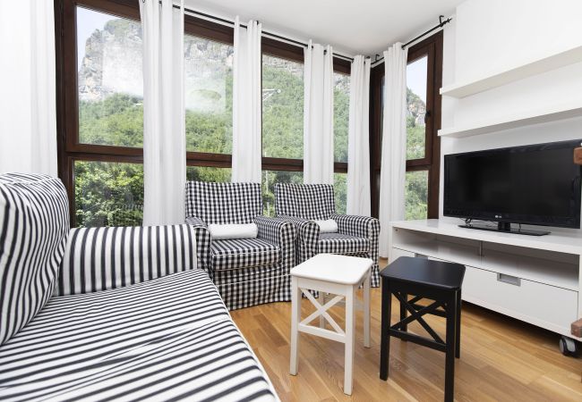 Apartamento en Escarrilla - Casa Eguzkilore by BeValle