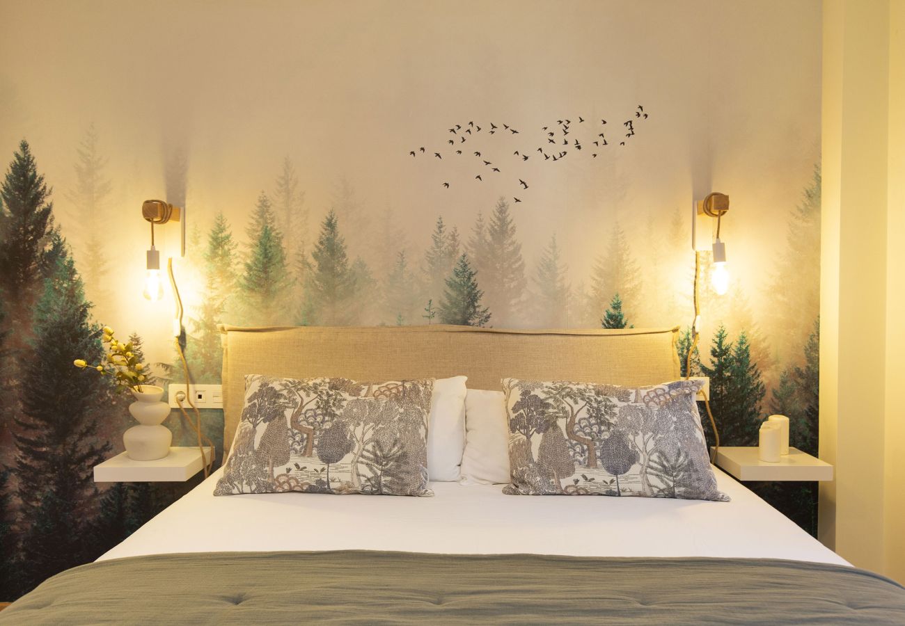 Dormitorio principal con cama doble, estilo acogedor y ambiente relajante para una estancia confortable en Escarrilla. 