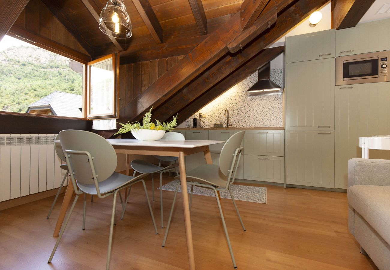 Cocina abierta al salón, totalmente equipada, perfecta para disfrutar de una estancia cómoda y acogedora en Escarrilla.