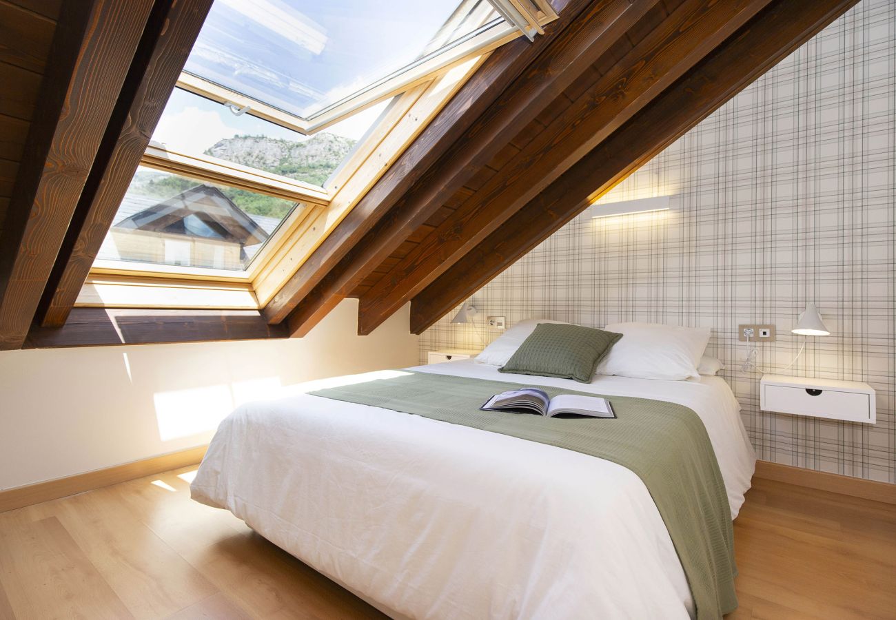 Apartamento en Escarrilla - La Buhardilla de Menta by BeValle