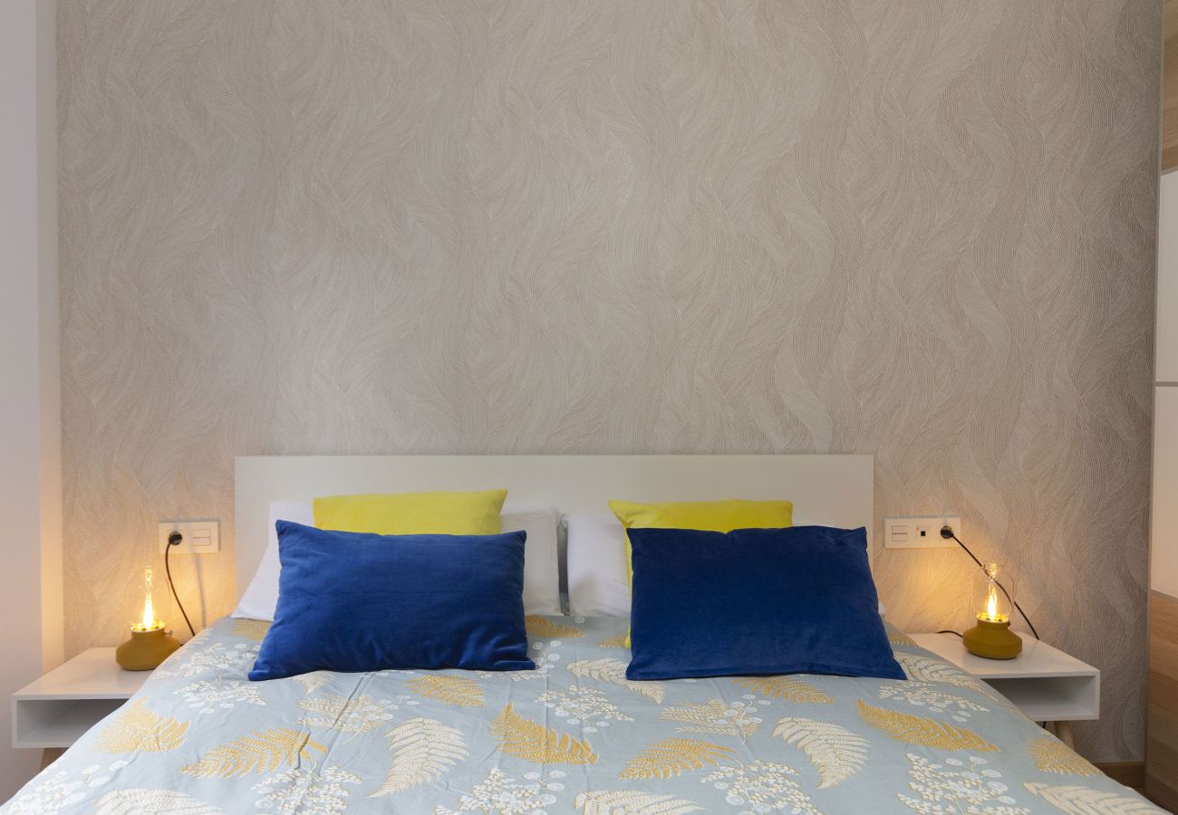 Dormitorio confortable con cama doble y decoración cálida, pensado para relajarse tras un día en la montaña en Escarrilla. 