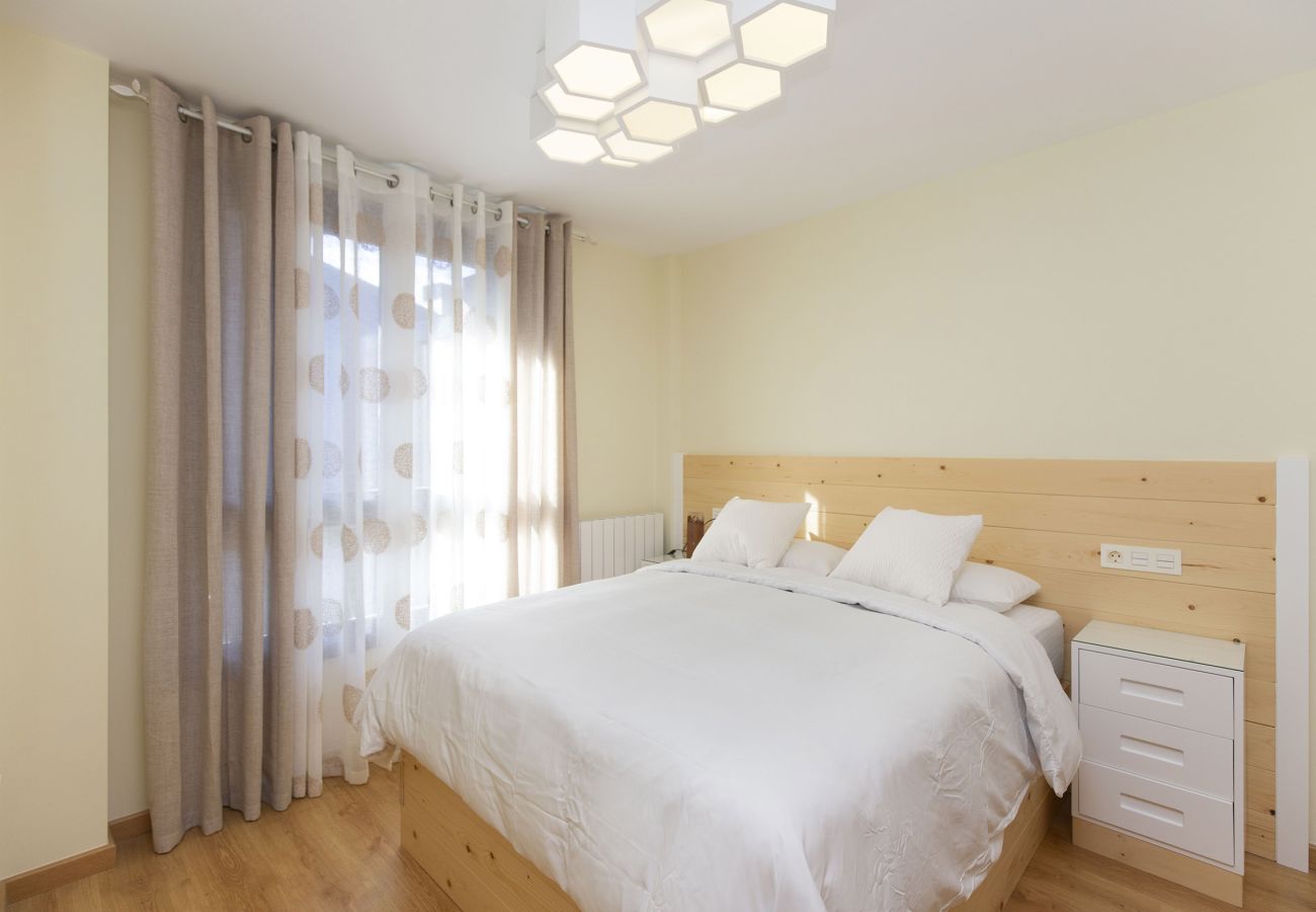 Acogedor dormitorio en Escarrilla con luz natural y diseño sencillo.
