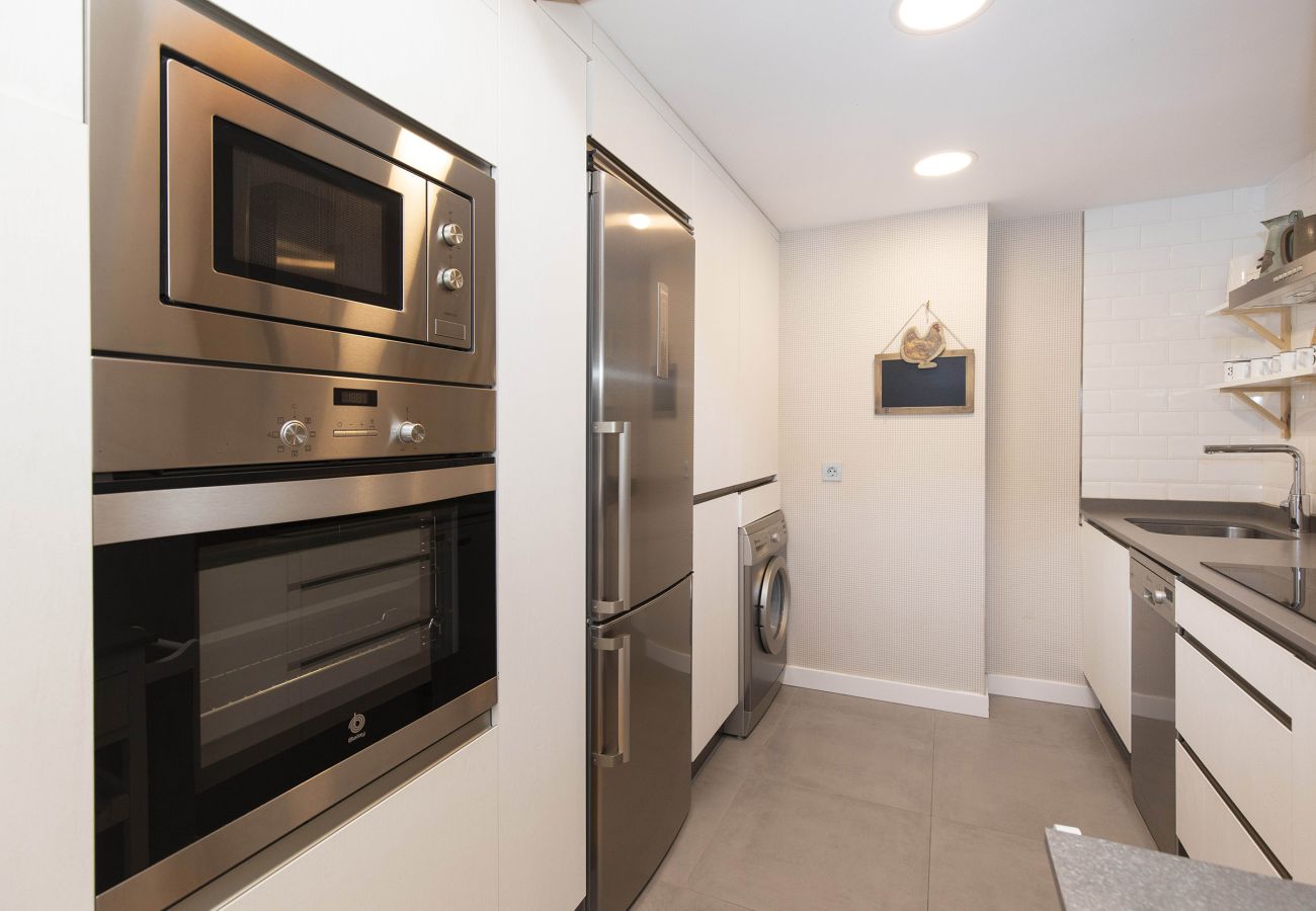 Separate fully equipped kitchen in a mountain apartment in Panticosa.
