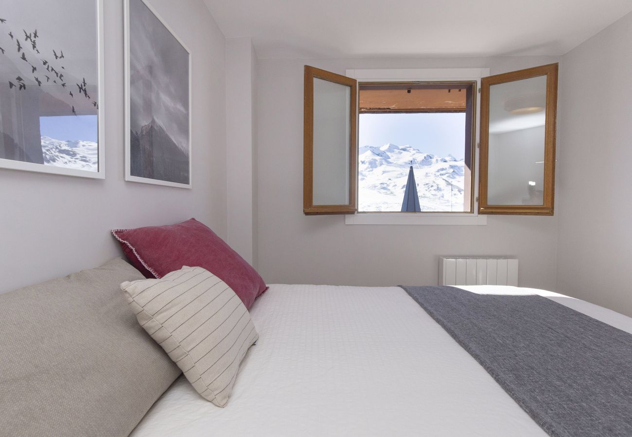 Master bedroom with mountain views in a tourist apartment in Formigal.