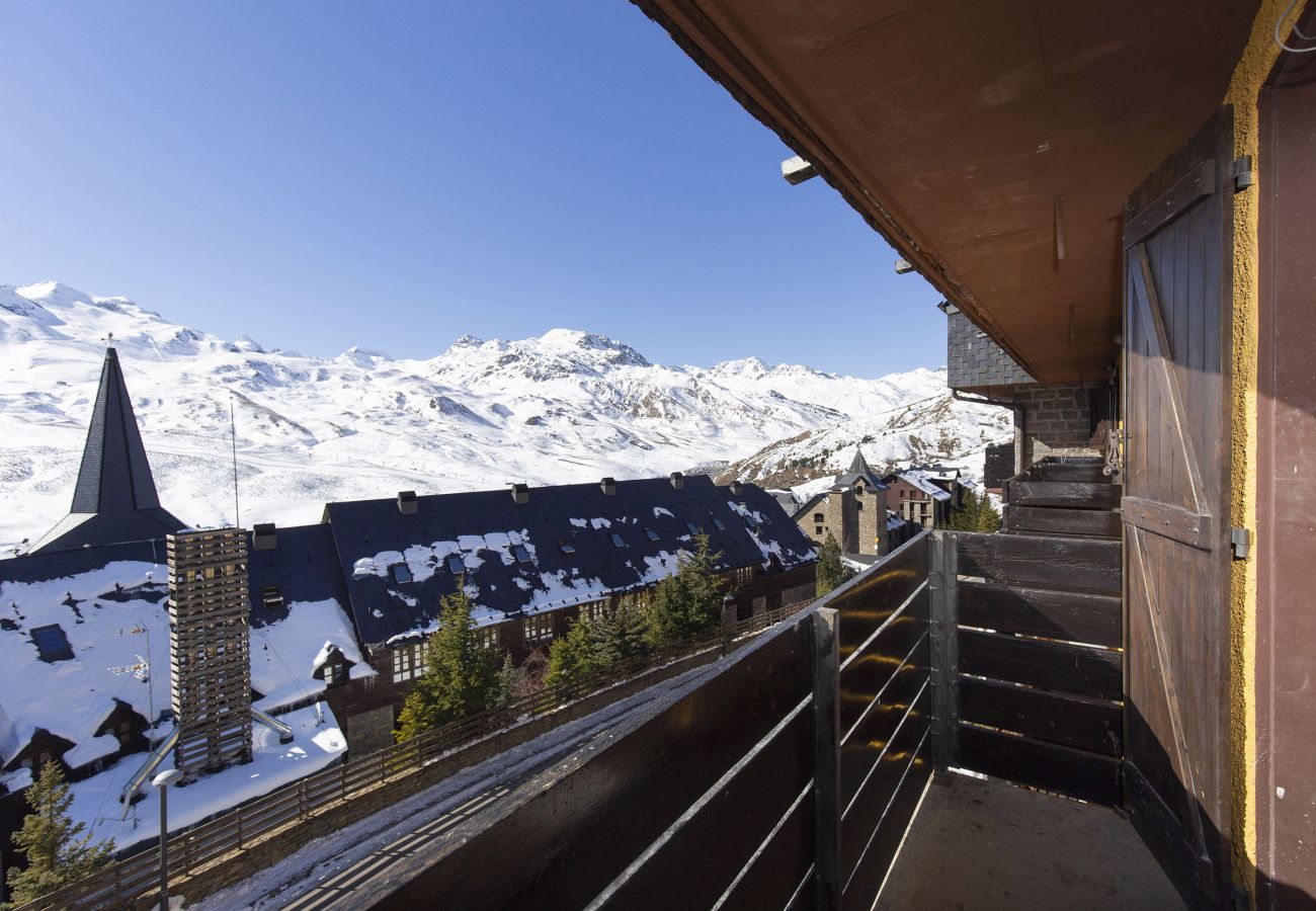 Terrace with mountain views in a holiday apartment in Formigal.