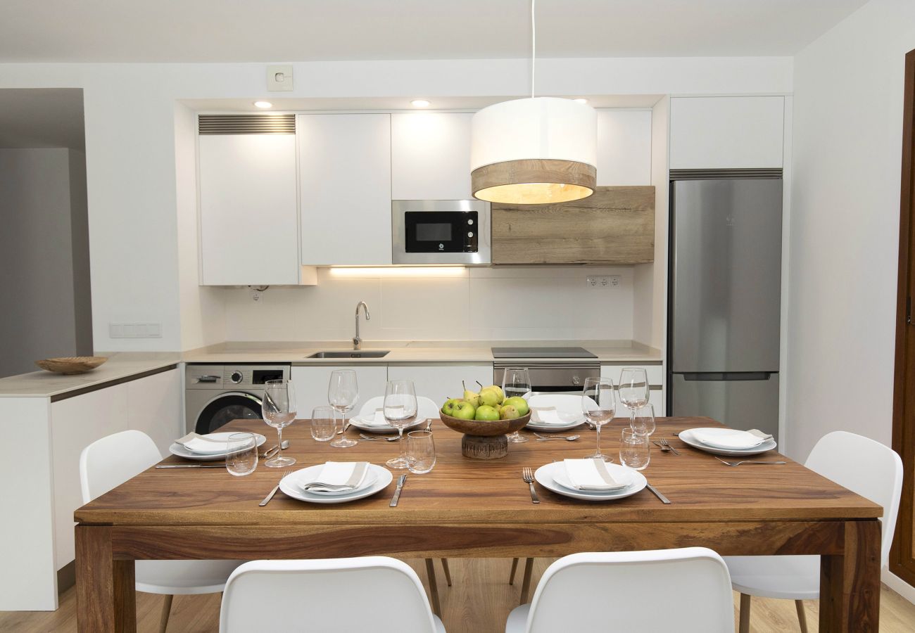Fully equipped open-plan kitchen in a vacation apartment in Panticosa.