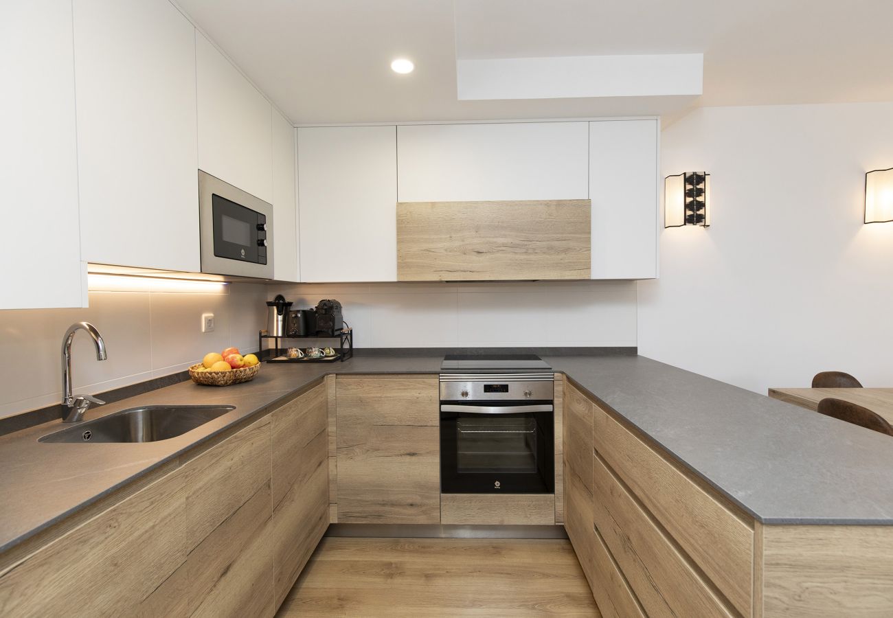 Fully equipped open-plan kitchen in a vacation apartment in Panticosa.