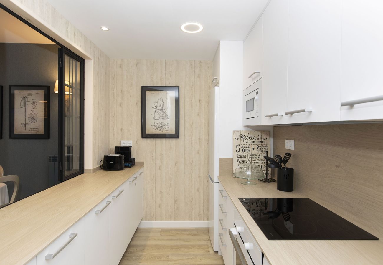 Modern-style fully equipped kitchen in a tourist apartment in Panticosa.