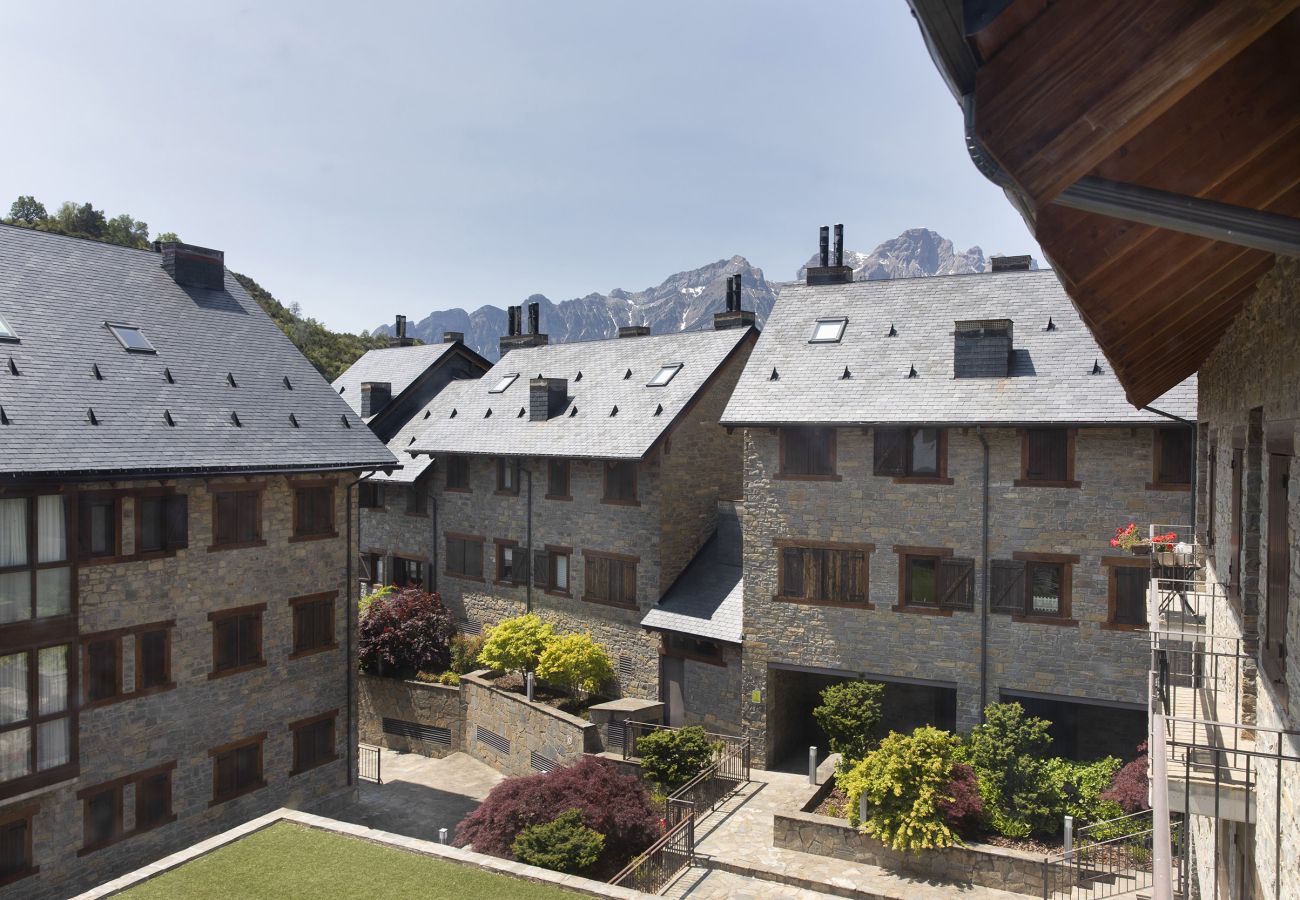 Apartment in Panticosa - Refugio del Roble by BeValle