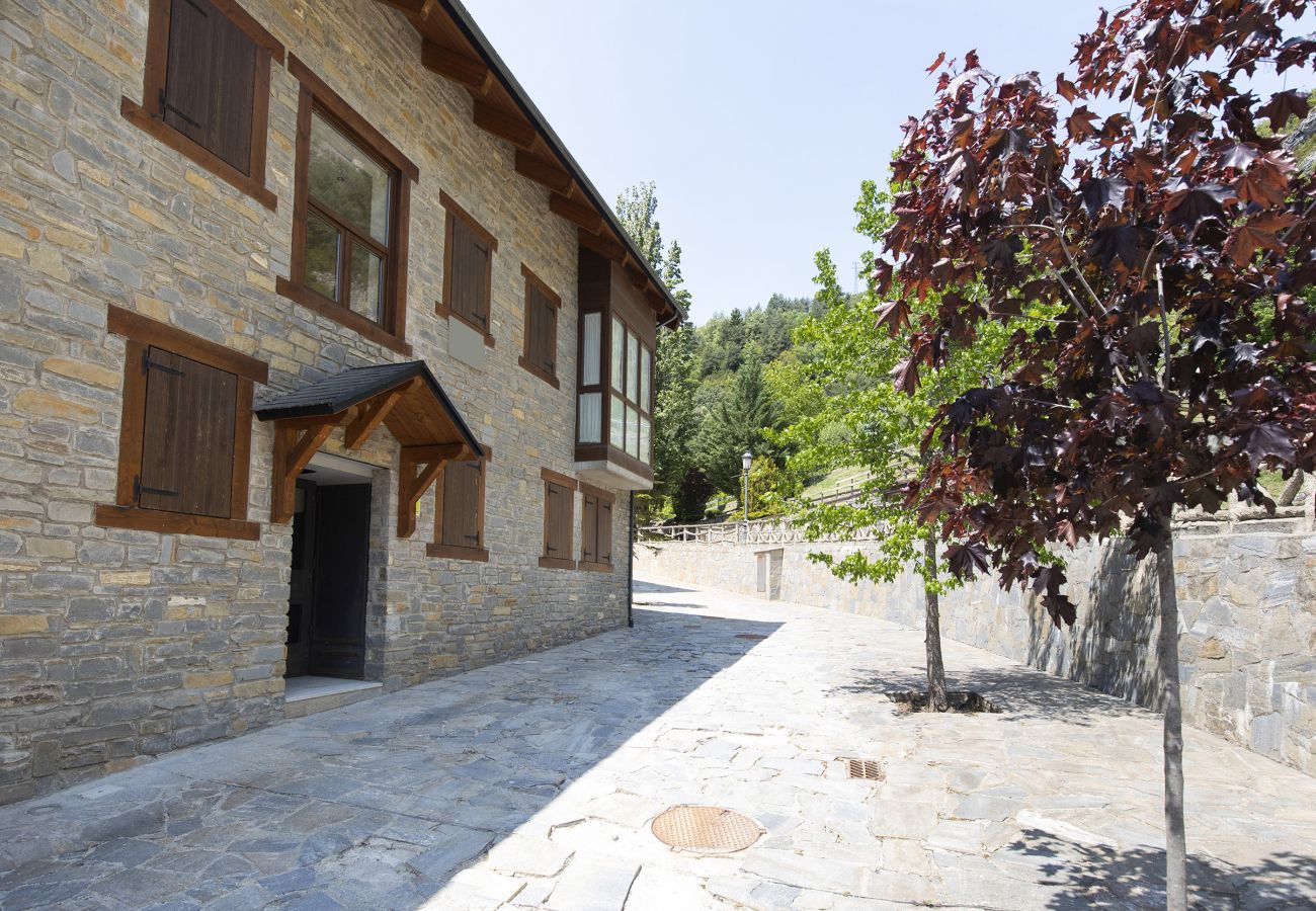 Apartment in Panticosa - Refugio del Roble by BeValle