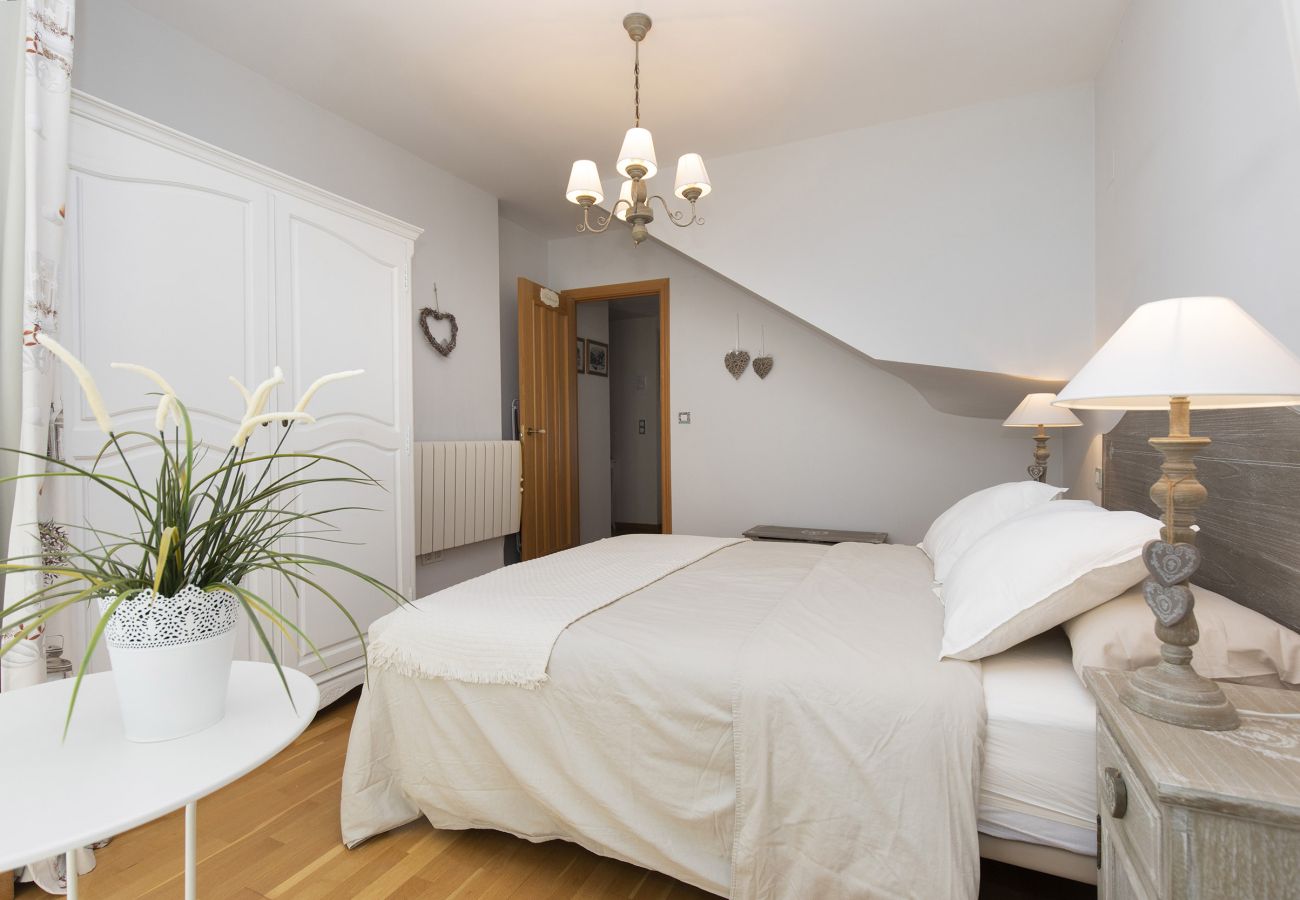 Apartment in Panticosa - Refugio del Roble by BeValle