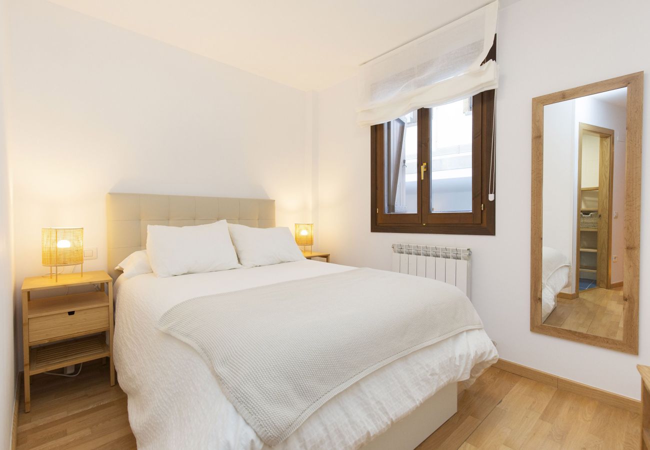 Bedroom in Panticosa, with a peaceful atmosphere in a vacation apartment.
