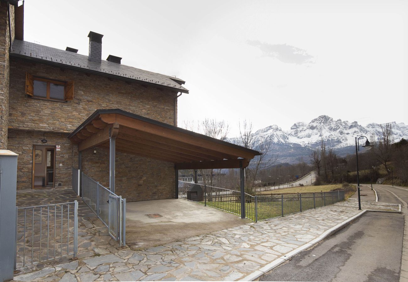 Terraced House in Panticosa - Casa Vity by BeValle