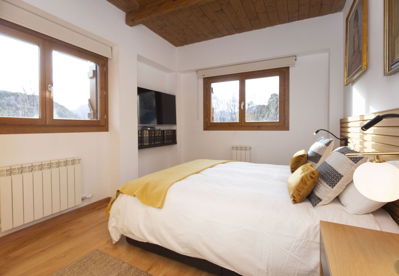 Comfortable bedroom in Panticosa in a mountain setting.