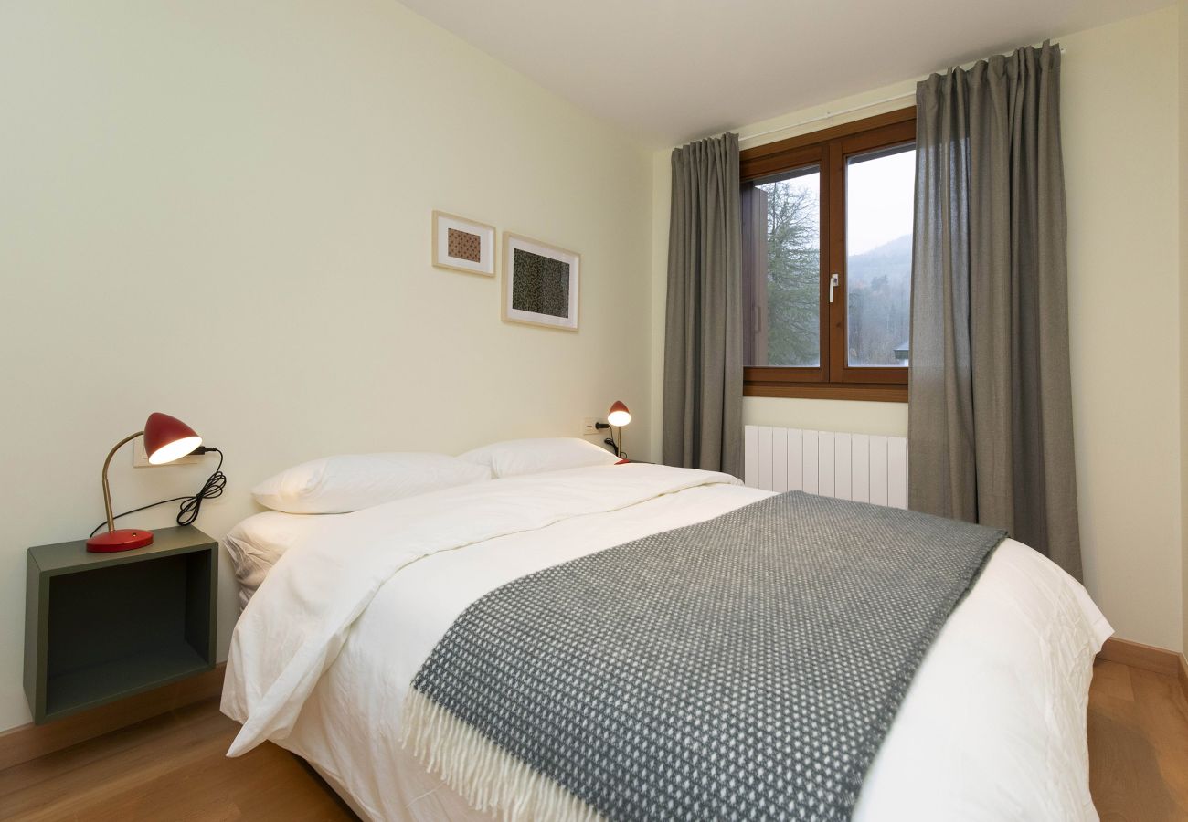 Bedroom with a calm atmosphere in a tourist apartment in Escarrilla.