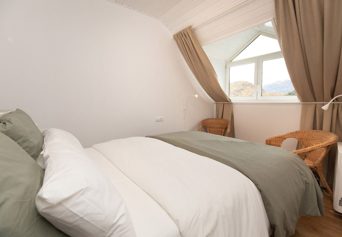 Bright bedroom with a double bed and warm decor in Panticosa.