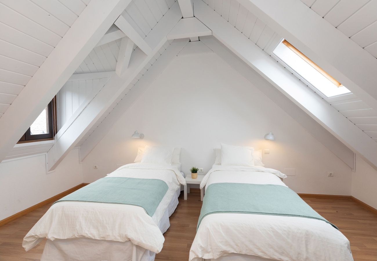 Bright and comfortable bedroom in a tourist accommodation in Panticosa.