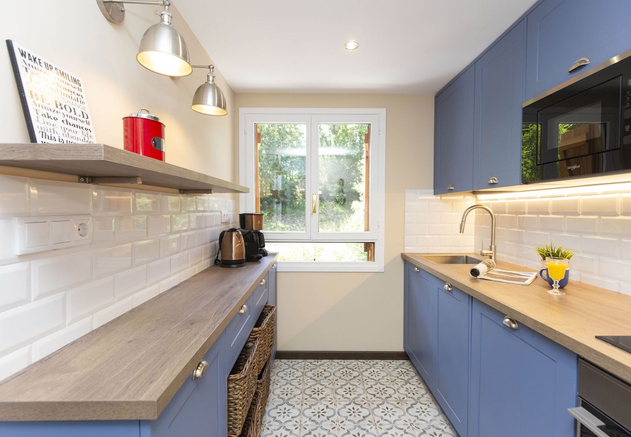 Fully equipped kitchen in a warm and functional setting in Panticosa.