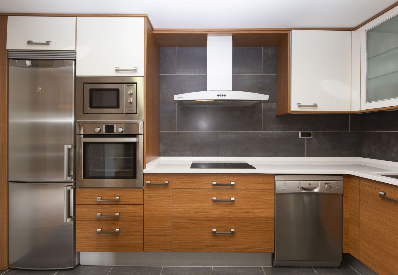 Equipped kitchen in a warm and functional setting, ideal for enjoying the mountains in complete comfort in Panticosa.
