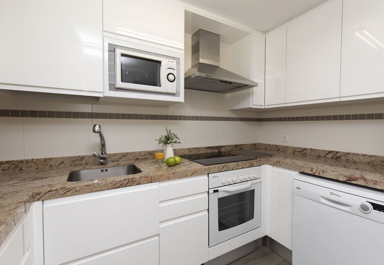 Functional modern-style kitchen, ideal for sharing moments in a warm mountain atmosphere in Panticosa.
