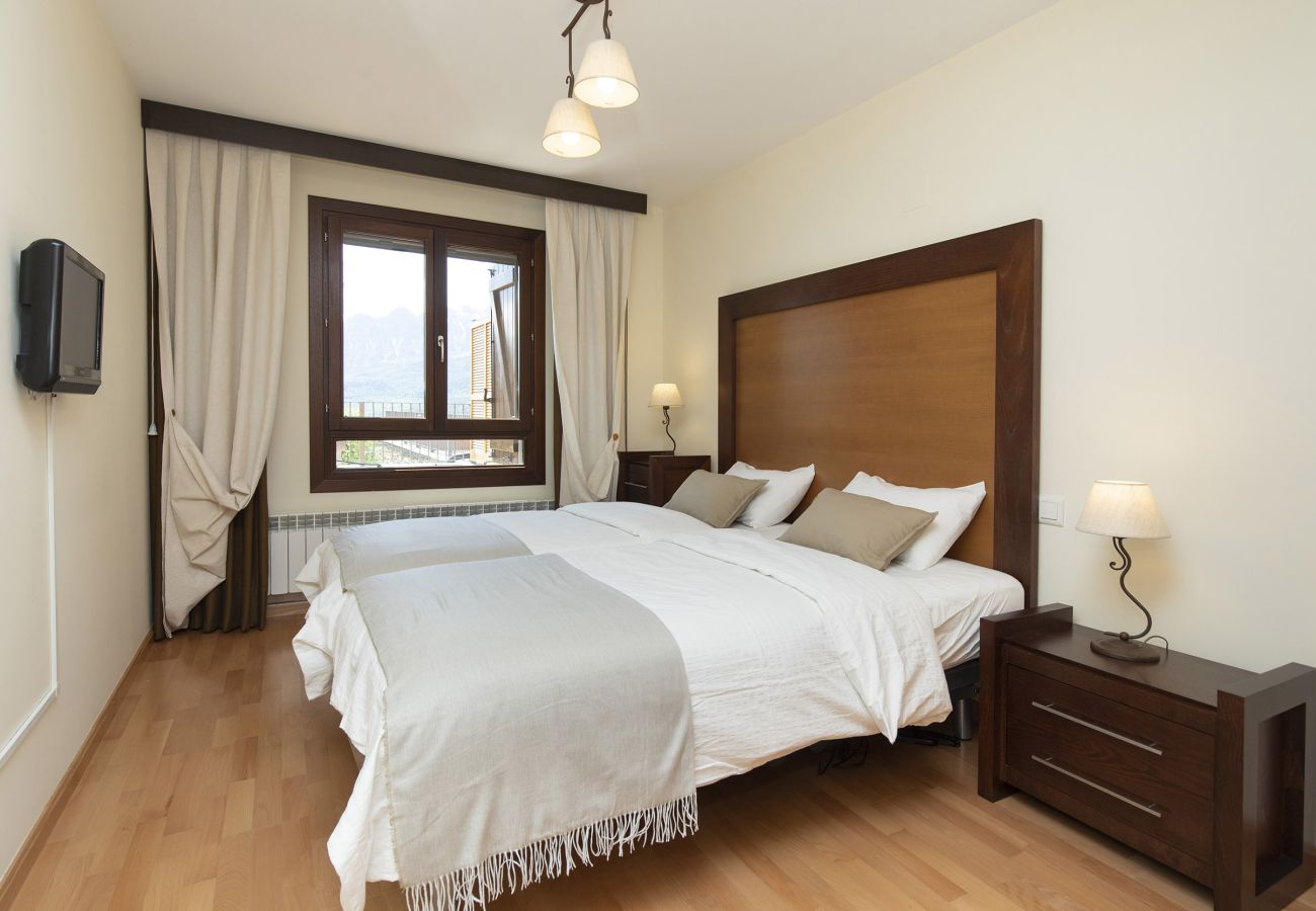 Master bedroom with a peaceful atmosphere for perfect rest in the Pyrenees in Panticosa.