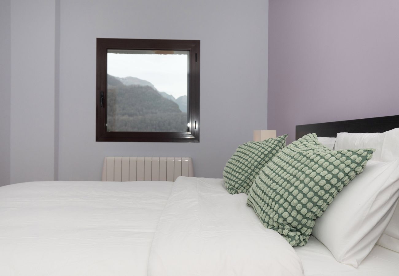 Master bedroom, perfect for relaxing and enjoying the tranquility of Panticosa.