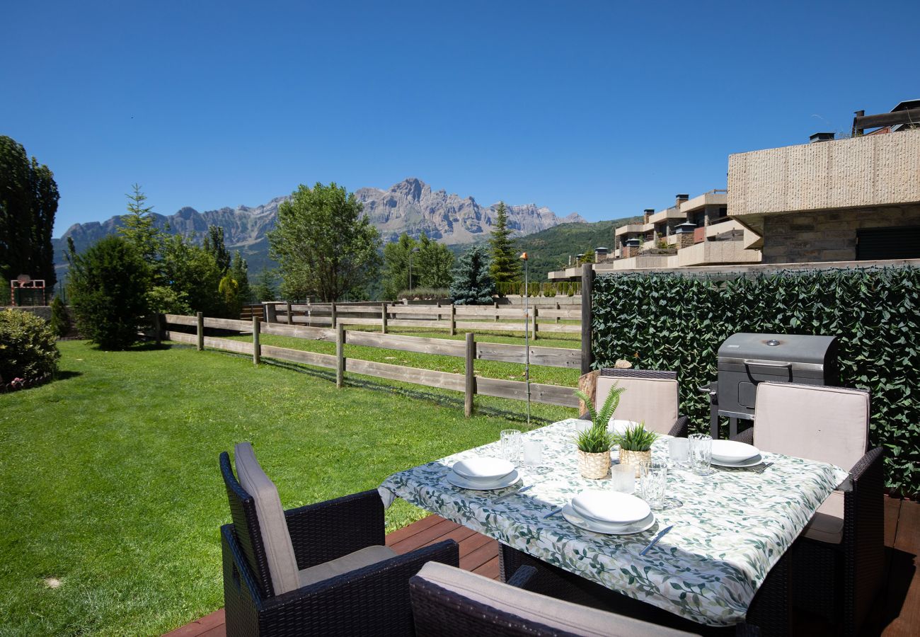 Apartment in Panticosa - Jardin de Saras by BeValle