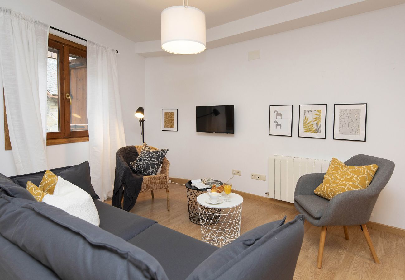 Cozy and modern-style living-dining room in El Pueyo de Jaca.